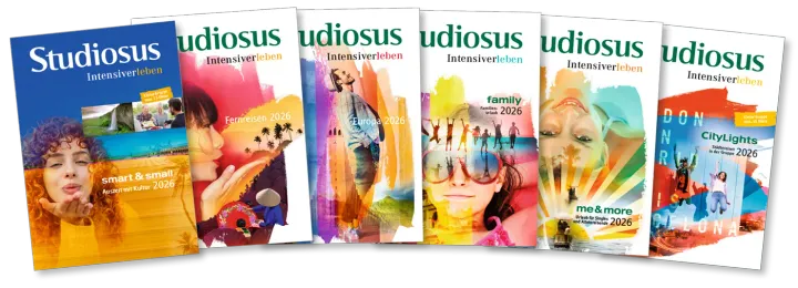 Die neuen Studiosus-Kataloge 2026 sind da. Sechs Studiosus Reisekataloge nebeneinander mit bunten Titelblättern.