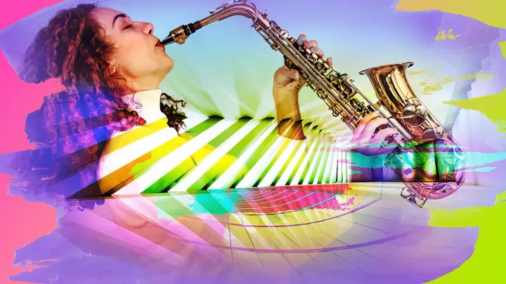 Eine Bildcollage mit einer Saxofonistin vor einem bunten lilafarbigen Hintergrund.