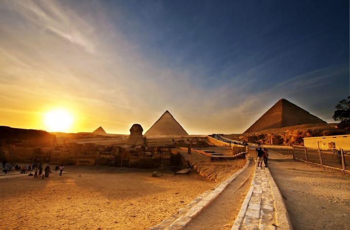 Blick auf die Pyramiden von Gizeh in Ägypten, in Sichtweite des neu eröffneten Großen Ägyptischen Museums.
