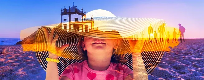 Eine Bildcollage mit einem lächelnden Kind mit einem großen Hut am Strand während eines Sonnenuntergangs.