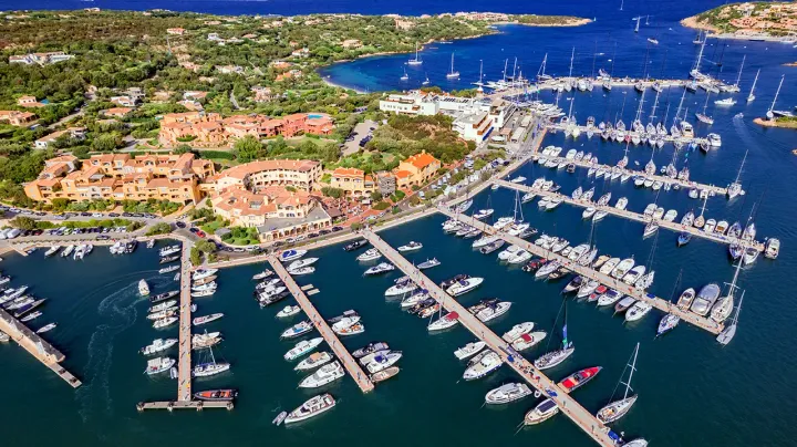 Millionenschwere Jachten ankern in der Marina des mondänen Porto Cervo, ein Blick von oben auf den Yachthafen.