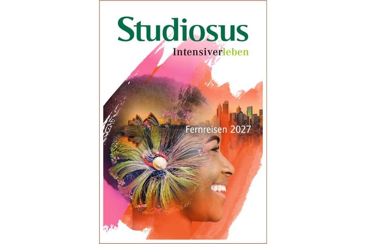 Der neue Studiosus Fernreisen Katalog 2027 mit farbenfroher Titelseite.