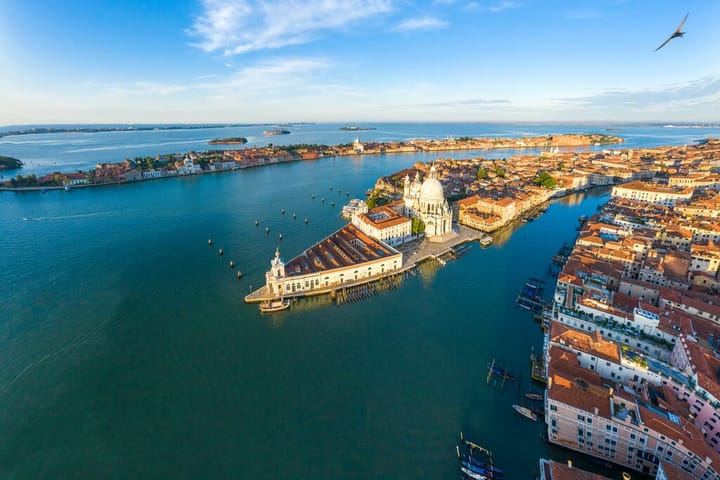 Luftbild von Venedig und dem Canal Grande bei Sonnenaufgang.