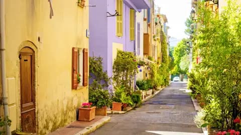 Stille Gassen, bunte Häuser – auf Ihrer Rundreise durch die Provence zeigt Ihnen Ihre Studiosus-Reiseleiterin immer wieder solch romantische Orte.